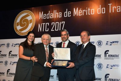 Ana Carolina Jarrouge (coordenadora da ComJovem Nacional (NTC)), Ladair Pedro Michelon, Victor Carvalho (Scania) e José Hélio Rodrigues (presidente da NTC&Logística)